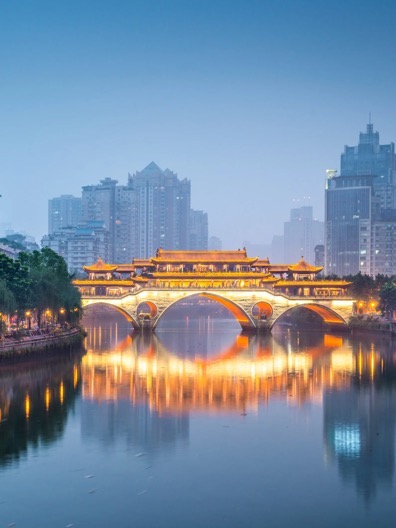 成都廊桥与河岸夜景